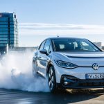 Proud a skluz: Elektrická vozidlová odysea Volkswagenu napříč kontinenty