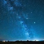 Den himmelske dansen: SpaceXs Starlink-satellitter lyser opp den kaliforniske nattehimmelen